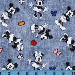 Könnte beinhalten: Blauer Jeansstoff mit einem sich wiederholenden Muster aus Mickey Mouse und Minnie Mouse Comicfiguren. Die Figuren sind in Schwarzweiß und tragen rote Schuhe. Es gibt auch kleine rote, blaue und gelbe Akzente auf dem gesamten Stoff.