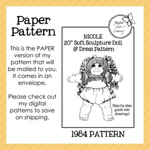 Pode incluir: Um padrão de papel a preto e branco para uma boneca e um vestido de escultura macia de 50 cm. O padrão inclui instruções passo a passo com desenhos. O texto no padrão diz "Paper Pattern" e "1984 Pattern".
