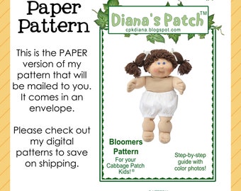 Op de afbeelding: Een papieren patroon voor Cabbage Patch Kids bloomers. De afbeelding toont een pop met witte bloomers. Tekst bevat "Diana's Patch" en "Stapsgewijze handleiding met kleurenfoto's!"