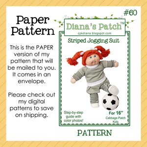 Pode incluir: Um padrão de papel para um fato de treino listrado para bonecas Cabbage Patch Kids de 40 cm. A imagem mostra uma boneca vestindo uma roupa listrada verde e branca, uma peruca de fio vermelho e uma bola de futebol. O texto diz "Diana's Patch".