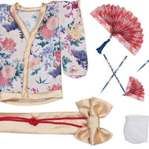 Op de afbeelding: Een Japanse kostuumset met een kimono met bloemenpatroon en gouden rand, een bijpassende obi-riem met een strik, twee waaiers, eetstokjes en witte sokken. De kimono heeft een cr&egrave;mekleurige achtergrond met roze, paarse en groene bloemmotieven.