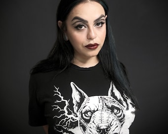 Camiseta inspirada em Frankenweenie, de Tim Burton, para o Halloween, com o bull terrier Spud Mackenzie da Disney.