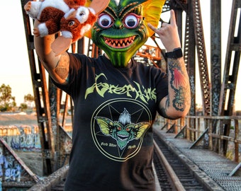 Camiseta mashup Gremlins Venom Black Metal Welcome To Hell Terror dos anos 80