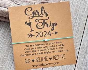 Peut inclure: Un bracelet d'amitié bleu clair avec un charme étoile argenté et une carte qui dit "Girls Trip 2024" avec une icône de verre à cocktail. La carte comprend également le texte "Attachez ce bracelet à votre poignet, fermez les yeux et faites un vœu, lorsque ce bracelet se cassera en deux, le vœu que vous avez fait pourrait bien se réaliser. Demandez Croyez Recevez arieandco.etsy.com"