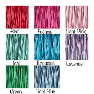 Op de afbeelding: Een verzameling van 10 verschillende kleuren katoenen koord, waaronder rood, fuchsia, lichtroze, teal, turquoise, lavendel, groen en lichtblauw. De koorden zijn gerangschikt in een rasterpatroon.
