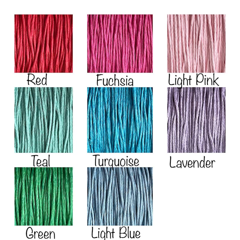 Op de afbeelding: Een verzameling van 10 verschillende kleuren katoenen koord, waaronder rood, fuchsia, lichtroze, teal, turquoise, lavendel, groen en lichtblauw. De koorden zijn gerangschikt in een rasterpatroon.