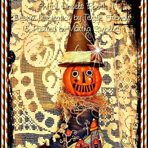 Könnte beinhalten: Eine skurrile Halloween-Dekoration mit einem bemalten Kürbiskopf und einem Hexenhut auf einem dekorierten Stiefel. Der Stiefel ist mit einem gruseligen Haus und Kürbissen bemalt. Der Text auf dem Stiefel lautet "Wild Hazels Boot! Design Inspiration by Teliye French & Painted by Martha Smalley."