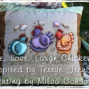 Può includere: Cuscino decorativo con tre polli dei cartoni animati blu, viola e arancioni, ognuno con un'etichetta che dice "Live", "Love" e "Laugh". Ispirato da Terrye French e dipinto da Milva Consolati.