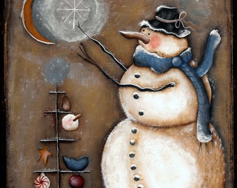 Puede incluir: Una pintura caprichosa de un muñeco de nieve con una bufanda azul y un sombrero negro, de pie frente a un pequeño árbol de Navidad decorado. El muñeco de nieve está alcanzando una luna creciente con una estrella en el centro. La pintura tiene el texto "Waiting! Designer by Terrye French painting by Niomi Draper".