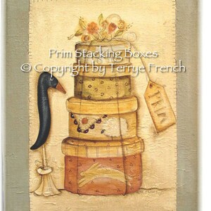 Puede incluir: Una pintura que representa una pila de tres cajas de apilamiento prim con un arreglo floral en la parte superior. Las cajas están decoradas con varios patrones, incluyendo lunares, rayas y diseños florales. Un pájaro negro con cuello largo se encuentra junto a las cajas. La pintura se titula "Cajas de apilamiento prim" y está protegida por los derechos de autor de "Terrye French".
