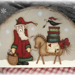 以下が含まれることがあります： ホーリー、アイビー、パインとラベル付けされた箱の積み重ねの上に止まっている黒い鳥、荷馬車を引き綱で引く馬、サンタクロースを描いた手描きの木製クリスマスサイン。サインは雪片と赤いリボンで飾られています。
