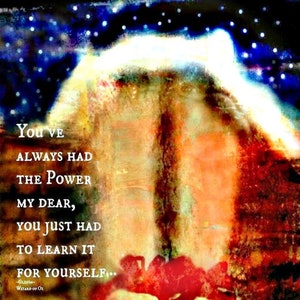 以下が含まれることがあります： オズの魔法使いからの引用文「あなたはいつも力を持っていたのよ、愛しい人。ただ自分で学ぶ必要があっただけなのよ… - グリンダ、オズの魔法使い」が書かれたカラフルな抽象的なアートプリント。引用文は赤、オレンジ、黄色の背景に囲まれ、背景には青と白の星空が描かれている。プリントの下部には「Zen to Zany Anita Opper 2015」というテキストが書かれている。