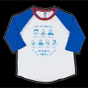 Könnte beinhalten: Ein weißes, rotes und blaues Baseball-T-Shirt mit einer Grafik von historischen Persönlichkeiten und dem Text "Hip + Historical + Patriotic Posse".