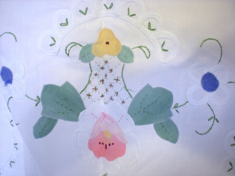 Charming Cottage Applique /& Embroidered Tablecloth 65 Chic Cottage Farmhouse