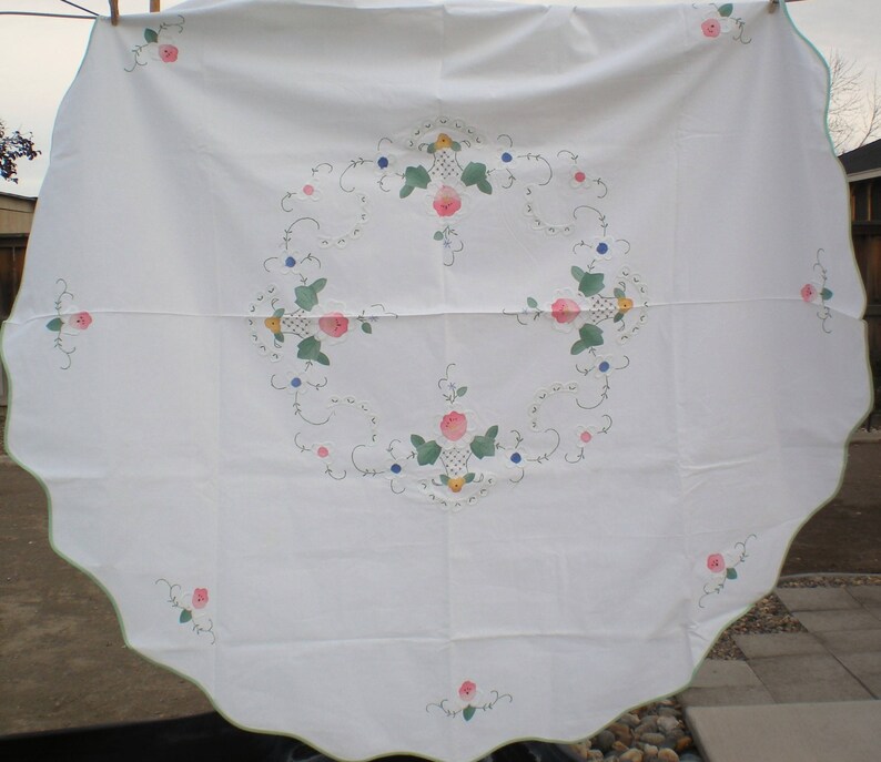 Charming Cottage Applique /& Embroidered Tablecloth 65 Chic Cottage Farmhouse