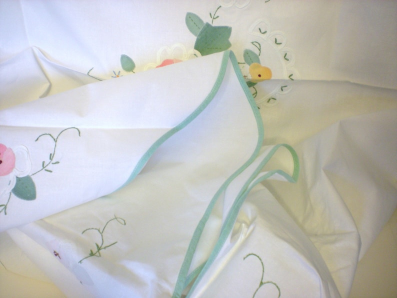 Charming Cottage Applique /& Embroidered Tablecloth 65 Chic Cottage Farmhouse