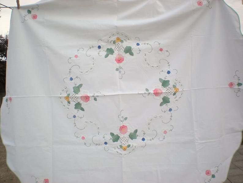 Charming Cottage Applique /& Embroidered Tablecloth 65 Chic Cottage Farmhouse