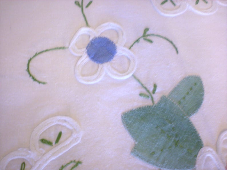 Charming Cottage Applique /& Embroidered Tablecloth 65 Chic Cottage Farmhouse