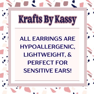 Puede incluir: Un gr&aacute;fico cuadrado con un borde de patr&oacute;n de terrazo en rosa, blanco y azul oscuro. El texto dice: Krafts By Kassy. ALL EARRINGS ARE HYPOALLERGENIC, LIGHTWEIGHT, & PERFECT FOR SENSITIVE EARS! El fondo es un cuadrado rosa claro con un borde oscuro.