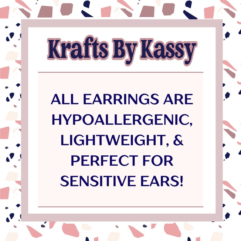 Puede incluir: Un gr&aacute;fico cuadrado con un borde de patr&oacute;n de terrazo en rosa, blanco y azul oscuro. El texto dice: Krafts By Kassy. ALL EARRINGS ARE HYPOALLERGENIC, LIGHTWEIGHT, & PERFECT FOR SENSITIVE EARS! El fondo es un cuadrado rosa claro con un borde oscuro.