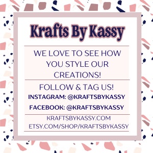 Puede incluir: Un letrero cuadrado con fondo blanco y un borde de terrazo rosa, azul marino y blanco. El texto dice: Krafts By Kassy, WE LOVE TO SEE HOW YOU STYLE OUR CREATIONS!, FOLLOW & TAG US!, INSTAGRAM: @KRAFTSBYKASSY, FACEBOOK: @KRAFTSBYKASSY, KRAFTSBYKASSY.COM, ETSY.COM/SHOP/KRAFTSBYKASSY.