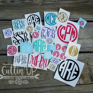 Puede incluir: Una colecci&oacute;n de calcoman&iacute;as de monogramas en varios colores y estilos, incluyendo negro, turquesa, rosa y dorado. Las calcoman&iacute;as presentan iniciales en dise&ntilde;os circulares y cuadrados. El texto "Cuttin' Up" es visible en la parte inferior, junto con "CUSTOM TEES, MONOGRAMS & MORE".