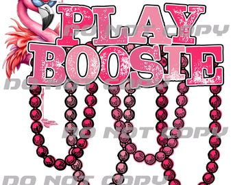 Puede incluir: Un flamenco rosa con gafas de sol y un pañuelo, con las palabras "PLAY BOOSIE" en letras rosas. Collares de cuentas rosas cuelgan debajo del texto, creando un diseño festivo.