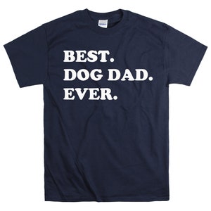 Pode incluir: Camiseta azul marinho com texto branco que diz "BEST. DOG DAD. EVER."