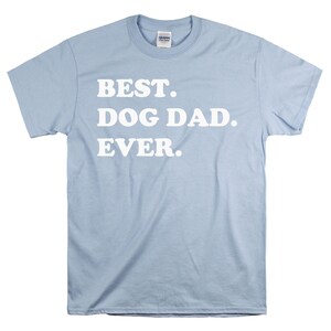 Pode incluir: Camiseta azul claro com texto branco que diz "BEST. DOG DAD. EVER."