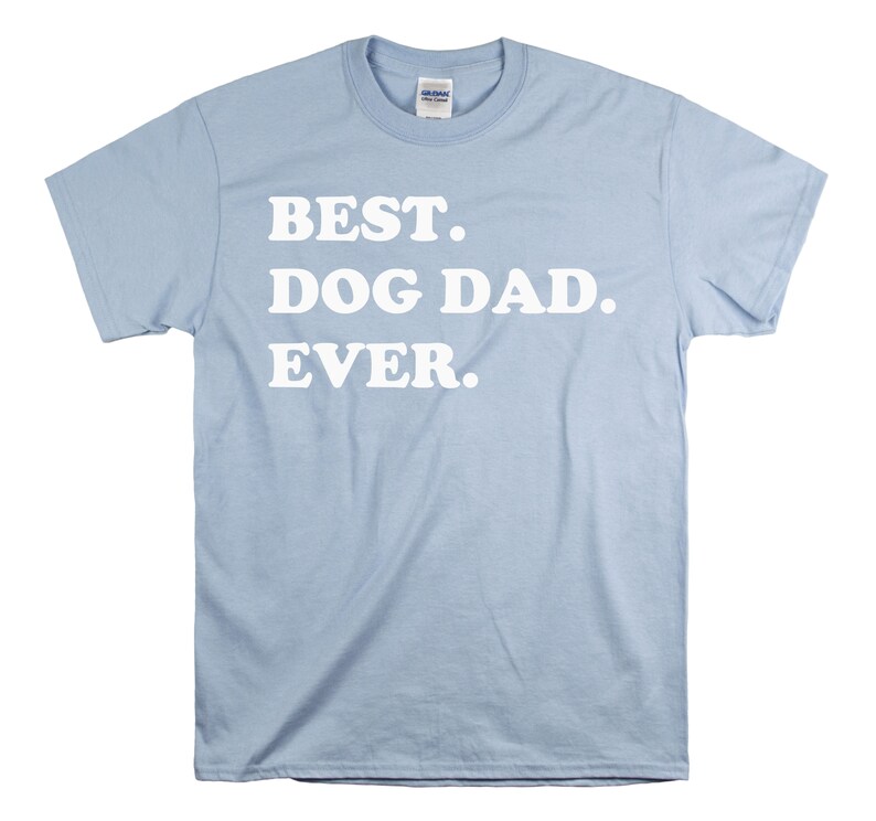 Pode incluir: Camiseta azul claro com texto branco que diz "BEST. DOG DAD. EVER."