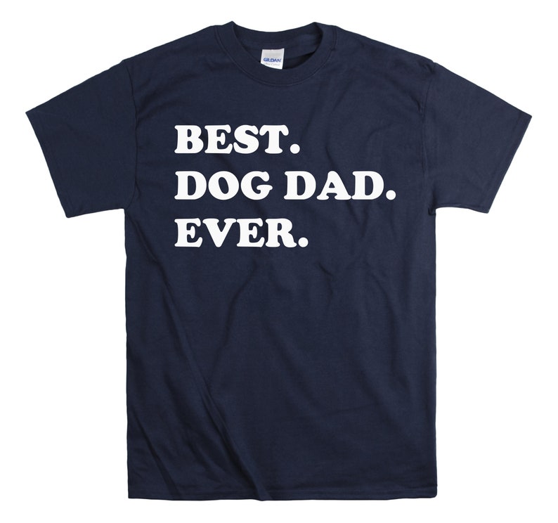 Pode incluir: Camiseta azul marinho com texto branco que diz "BEST. DOG DAD. EVER."