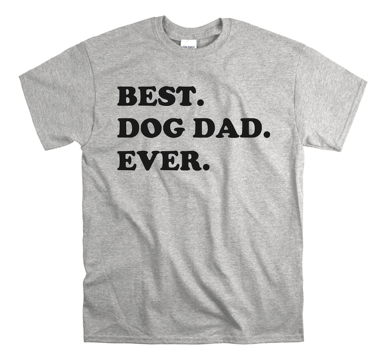 Pode incluir: Uma camiseta cinza com o texto "BEST. DOG DAD. EVER." impresso em preto.