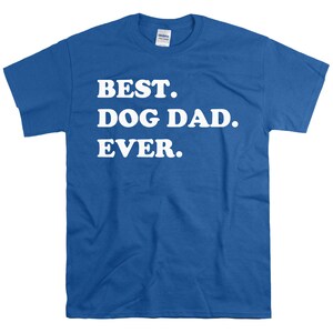 Pode incluir: Uma camiseta azul royal com texto branco que diz "BEST. DOG DAD. EVER."