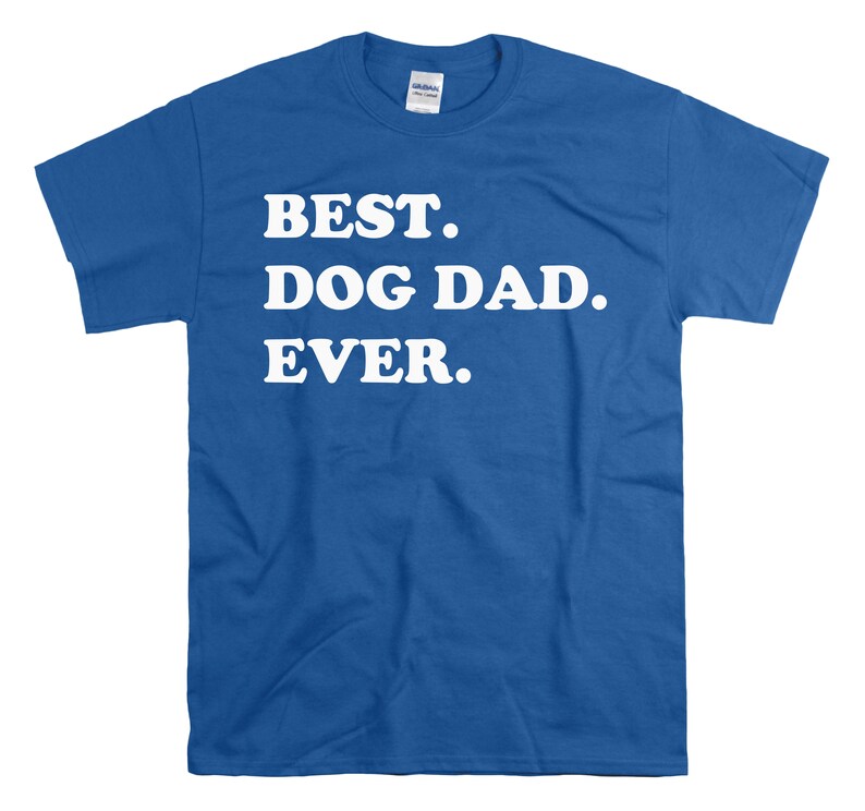 Pode incluir: Uma camiseta azul royal com texto branco que diz "BEST. DOG DAD. EVER."