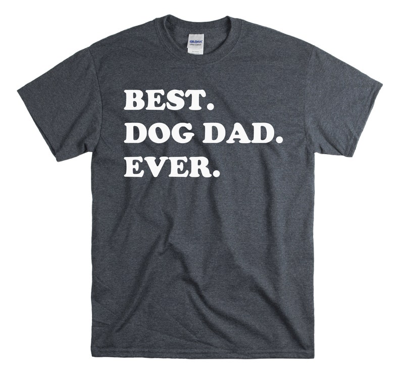 Pode incluir: Uma camiseta cinza escura mesclada com o texto "BEST. DOG DAD. EVER." impresso em branco.