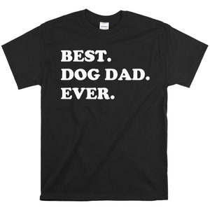 Pode incluir: Camiseta preta com texto branco que diz "BEST. DOG DAD. EVER."