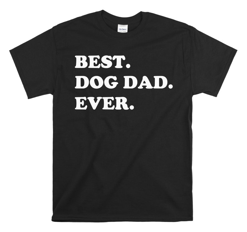 Pode incluir: Camiseta preta com texto branco que diz "BEST. DOG DAD. EVER."