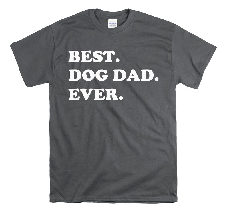 Pode incluir: Uma camiseta cinza escura com o texto "BEST. DOG DAD. EVER." impresso em branco.