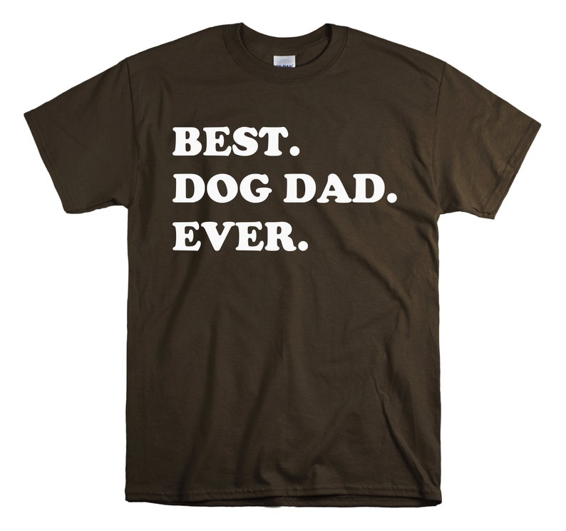 Pode incluir: Uma camiseta marrom com texto branco que diz "BEST. DOG DAD. EVER."