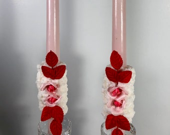Velas de mesa cónicas rosas decoradas a mano con capullos de rosa rosas y hojas rojas, estilo vintage, nuevas, juego de 2, excelente estado vintage.
