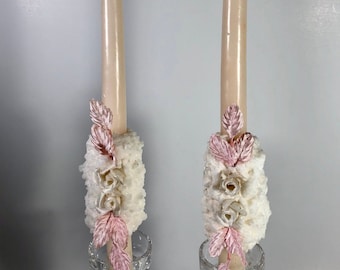 Velas de mesa cónicas rosas decoradas a mano con capullos de rosa plateados y hojas rosas, estilo vintage, nuevas, juego de 2, excelente estado vintage.