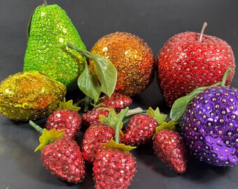 Fruta con lentejuelas y cuentas, hecha a mano en la década de 1970. Hermoso estado vintage. Haga su selección.