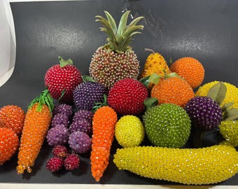 Fruta con lentejuelas y cuentas, hecha a mano en la década de 1970. Hermoso estado vintage. Haga su selección.