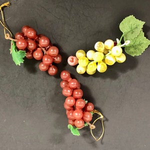 Grape Bunches Red Green Grapes 3 Small Bunches Realistic Detail Retro Decor Curio Accent Excellent Vintage Condition