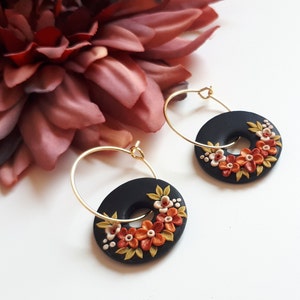 Winzige Kreis Herbst Ohrringe mit Creolen, Polymer Clay Herbst Blumen Ohrringe in Schwarz, Ton Blumen Schmuck, Boho Creolen, Herbst Geschenk