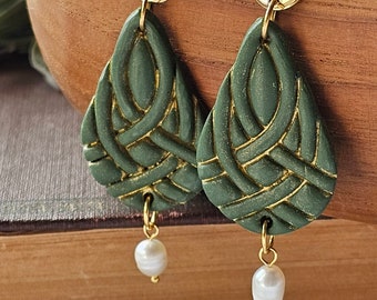 Boucles d'oreilles de la Saint-Patrick, grandes boucles d'oreilles vertes en forme de larme, boucles d'oreilles noeud celtique en pâte polymère, boucles d'oreilles pendantes irlandaises, anniversaire de bijoux en perles