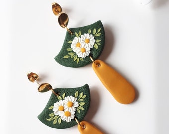Vibrant Daisy earrings, Daisy flower polymer Clay dangle earrings, Moss green and yellow romantic floral earrings with daisies