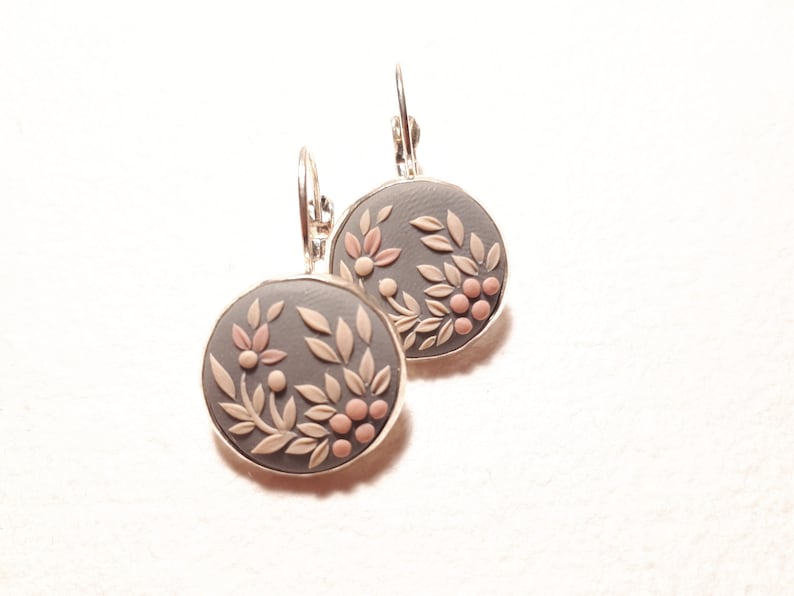 Boucles d'oreilles neutres florales en argile | Boucles d'oreilles roses neutres en pâte polymère, bijoux élégants en argile, boucles d'oreilles fête des mères pour maman image 1