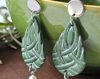 Celtic knot teardrop earrings, St. Patricks day gift, Green irish perl jewelry, Polymer clay dangle earrings, Sait Patricks day outfit