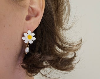 Daisy Flower Earrings with pearl, Polymer clay Daisy Earrings, Daisy jewelry, April Birthflower gift for her, sister gift, mom gift